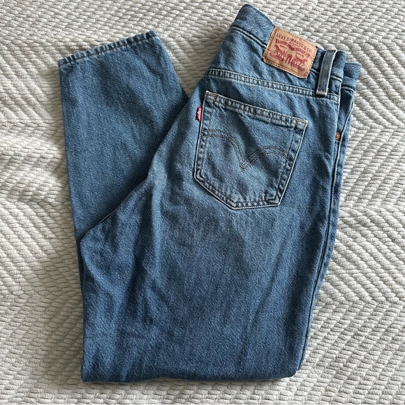 Levi’s High Waisted Mom Jeans - Picture 1 of 3